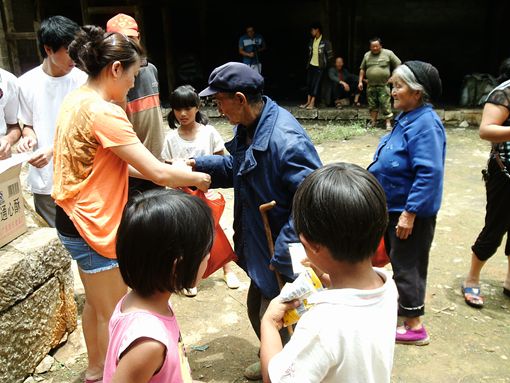 爱心人士在给村民发放生活物资