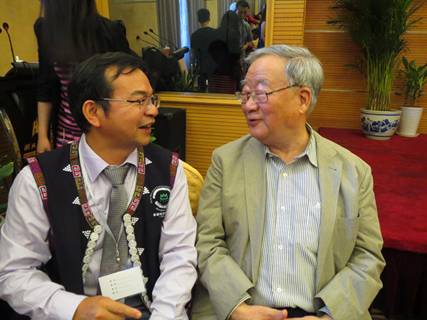 与会期间黄绍文教授与李文华院士亲切交谈